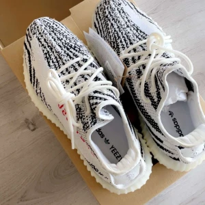 Yeezy bosst 350 v2 - Storlek 43, sprillans nya, säljer för har ingen användning av dem. Pris kan diskuteras