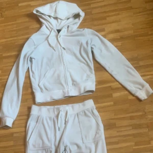 Vit Juicy Couture sett - Snyggt Juicy Couture set. Köpt på Plick, men blev missförstånd med storleken. Byxorna är i strl.S och koftan i strl.Xs. Köpte dem för 1200 så säljer dem för lite mindre då dem är i använt skick. Bara att fråga om fler bilder. Går att köpa separat också.💕