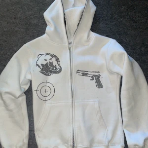 Aim For The Moon | Gun Point Hoodie Full Zip - Säljer nu min otroligt feta aim for the moon hoodie i storleken xs passar i S också, nypris ca 820kr. otroligt snygg. Aldrig tvättad men vid önske mål kan jag självklart göra det innan jag skickar iväg, använd ett få tal gånger. Sitter riktigt bra. unisex
