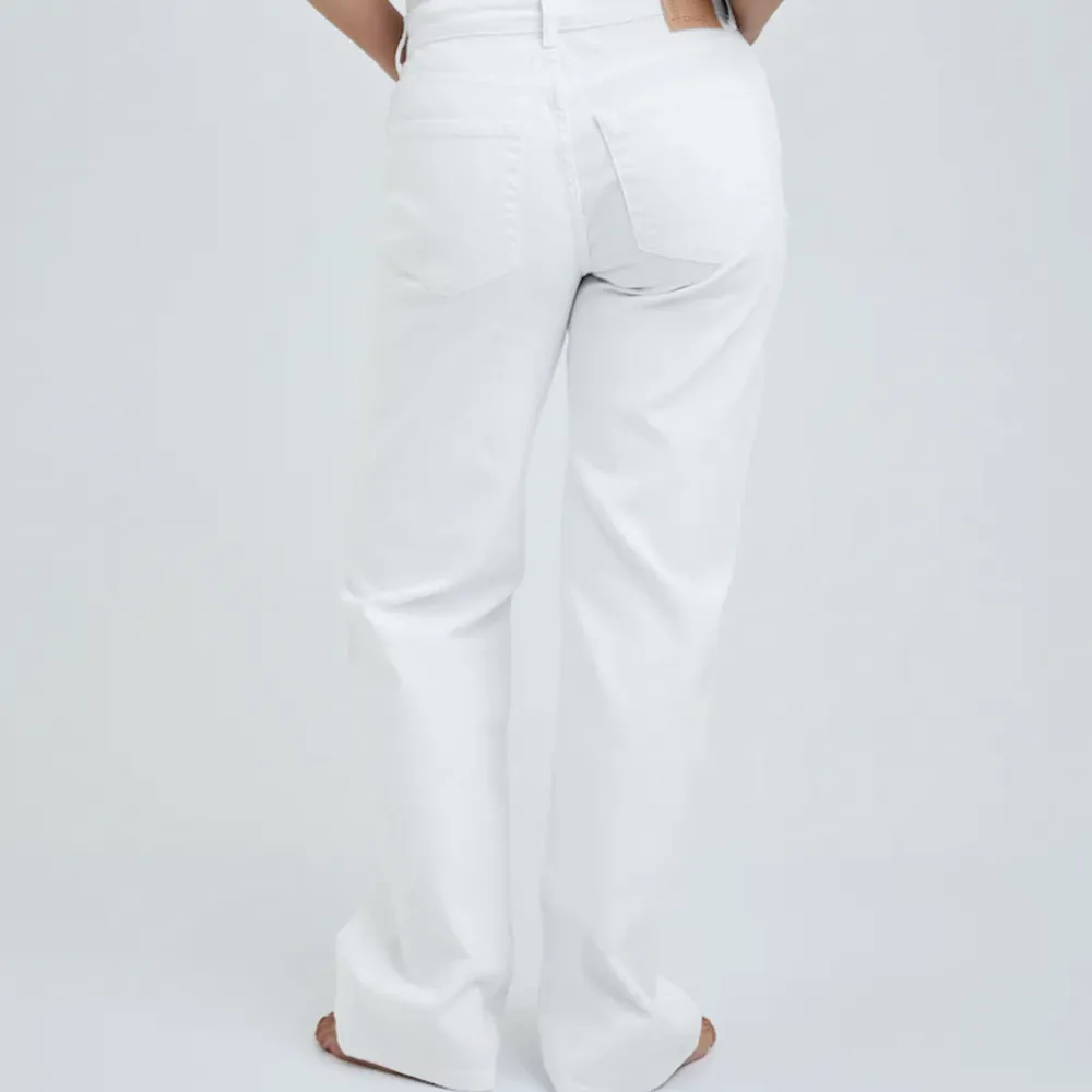 Säljer mina vita mid-rise jeans från bikbok, de är väldigt snålt använda! Det går bra att buda eller att köpa direkt för 400kr, inköpspriset ligger på 700kr!💕💕. Jeans & Byxor.