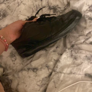 Skor  - Ett par Nike skor  det lite vita men det går bort när man tvättar dom  båda killar tjejer kan ha skorna 