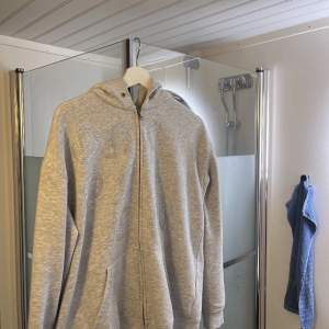 Tjena säljer nu min limiterade one of one hoodie Nyskick knappt använd  Storlek Medium Pris 800 kr Mvh Olliver 