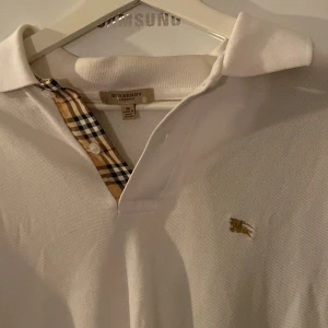 Burberry piké - En svinfet burberry piké, perfekt nu till sommaren. Står storlek M men är stor i storleken så passar snarare L