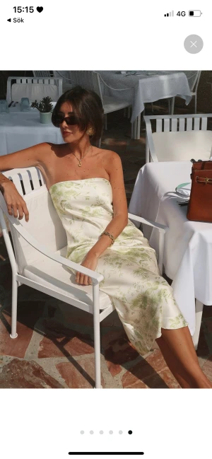 Satinklänning  - Kollar intresset på den här slutsålda klänningen från nakd xJuliesfi. Perfekt till midsommar, och aldrig använd   Köpt för 599kr