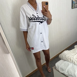 Basketball tröja kan has som klänning  - Topp eller klänning köpt på herravdelningen. 