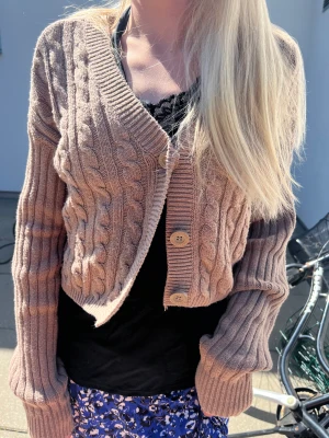 Kofta - Säljer en super snygg skön kofta som tyvärr alldrig kommigt till användning från hollister!kontakta om du känner dig intresserad❤️