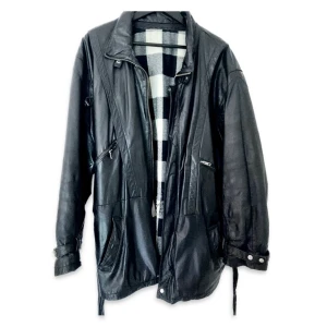 Svart skinnjacka - Super snygg. Köpt på second hand. Aldrig använt. Ganska stor. Original pris: 500