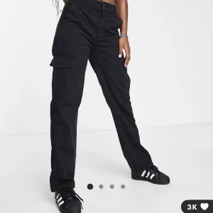 Cargopants - Säljer även dessa cargopants då jag inte hann skicka tillbaka dom. Sitter supersnyggt. Helt nya och har lappen kvar 