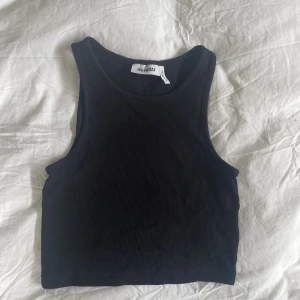 Svart linne stl S - Svart linne från Weekday i stl xs. Fint skick🖤