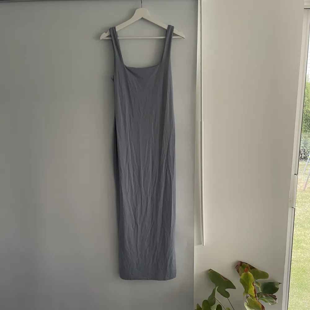 ljusblå klänning (ser grå ut på bilden men är ljusblå grå ish i verkligheten) super stretchigt material så skulle säga att den passar M kanske S också🩵🩶 baddräkts liknande material🤍. Klänningar.