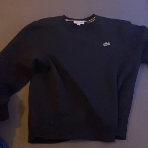 Lacoste tröja  - Säljer denna fina Lacoste tröjan för ett väldigt bra pris. Nypris 700kr