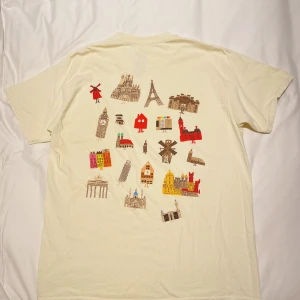 Harry Styles merch  - Love On Tour 2023 merch köpt i Wembley/London för två dagar sedan. Råkade köpa dubbletter. Aldrig använd. Rimlig storlek M. Säljer den för samma pris som jag har köpt den för.