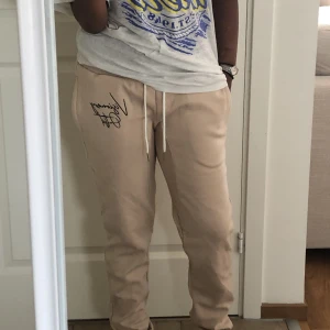 Mjukisbyxor - Jättefina lågmidjade mjukisbyxor. Använder dem tyvärr inte då dem är för små för mig. Norskt kvalitets märke, köpta för 399 kr.