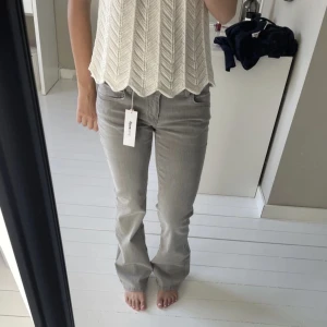 Grå lågmidjade jeans  - Gråa lågmidjade bootcutjeans i storlek 34
