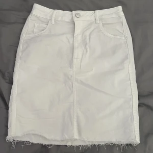 Kjol - Säljer denna vita jeanskjolen som jag aldrig har använt från H&M 