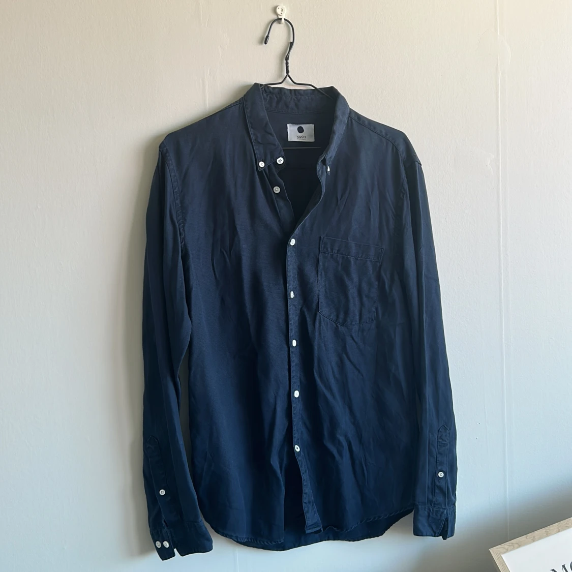 Nn07 - mörkblå skjorta