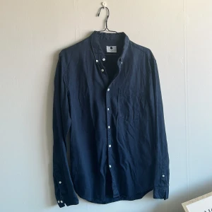 Nn07 - mörkblå skjorta - Använd men i bra skick, inga defekter 