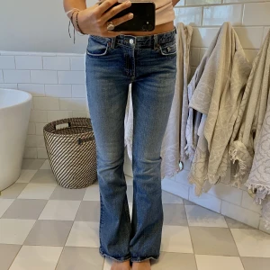 Bootcut jeans - Så fina jeans från Zara, två hylsor har gått av men inget som syns💖 storlek M