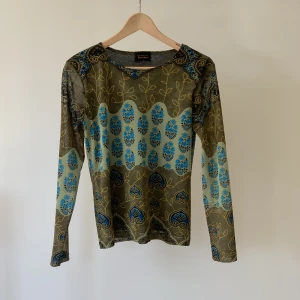 Mesh sleeve top - Bra skick. Står att det är en storlek skulle dock säga att det är en S, men stretchig.  Mått:  Bredd: 40cm Längd: 57cm