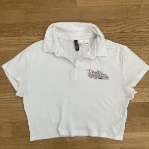 Croptop - säljer på grund av bristande användning. Bär den en gång köptes för ett år sedan från sexeducations collection. den är  storlek m men jag skulle säga att den kan passa mindre .Jag är 175 lång och använder  men den sitter perfekt.