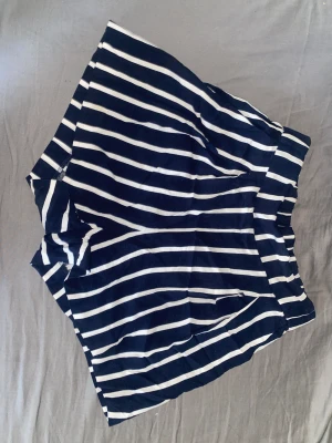 Randiga shorts - Randiga shorts med lös passform, har ett resårband i midjan som gör att de sitter bra, de har även fickor Säljer då de har blivit för små och endast använt dem ett fåtal gånger så de är i bra skick Skriv gärna om ni har frågor! 🌸