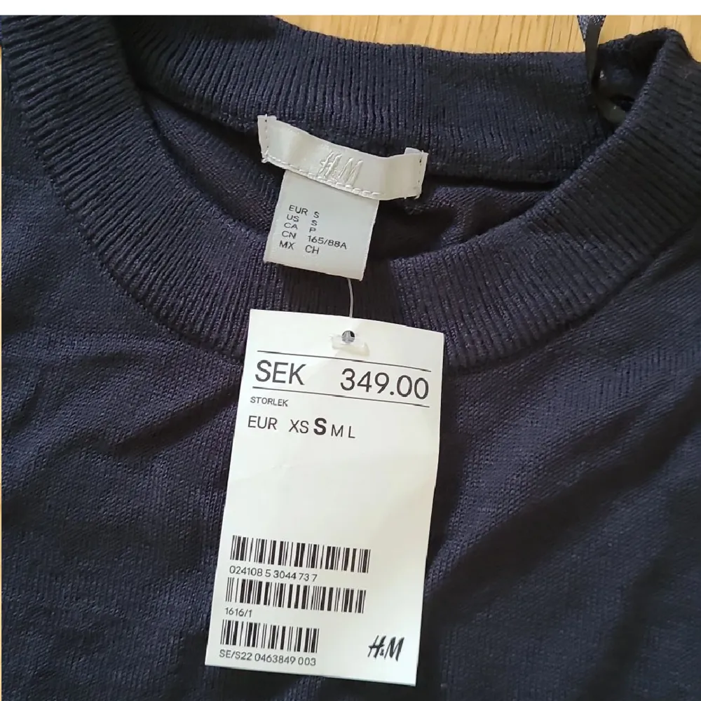 Helt ny stickad tunika med snörning som bälte. Från H&M i storlek S. Nypriset var 349kr. Kan fraktas men köparen står för frakten💗. Klänningar.