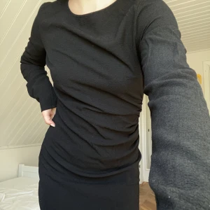 Svart kortklänning  - 🖤svart kortklänning med rynkad detaljer; figursydd! Passar en storlek XS-M beroende på önskad passform. Frakt tillkommer!