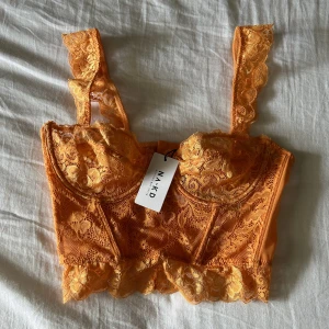 Spetstopp! - Jättefin spets bralette från NA-KD! Älskar den verkligen men kommer tyvärr aldrig till användning! Nypris 400kr🧡perfekt nu till sommarens alla fester!