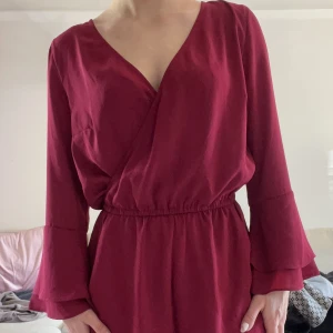 Playsuit - Playsuit från H&M i storlek 36. Oanvänd! Superfin mörkrosa färg