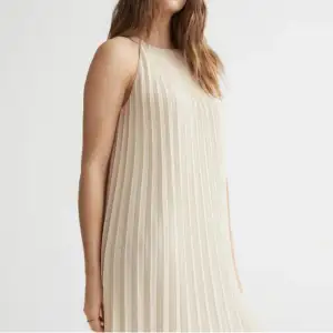 Supersöt klänning från hm som passar perfekt sommaren🤍 Endast använd 1 gång!