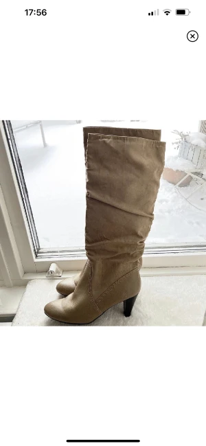 Zara rynkade stövlar - Rynkade stövletter från zara i mocka & skinn material som inte går att köpa längre!!❤️(köpta för några år sedan men sparsamt använda) SUPERBRA skick då de är väl omhändertagna!🤝 strl 39🤍BEKVÄMA ATT GÅ I🥰