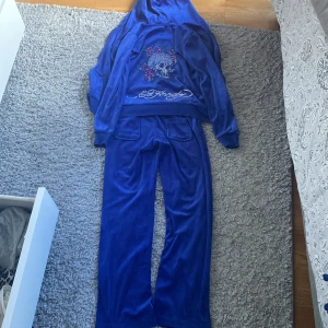 Ed Hardy tracksuit - Sett från ed Hardy från 2000 talet. Byxor storlek xs tröja s. Y2k😻