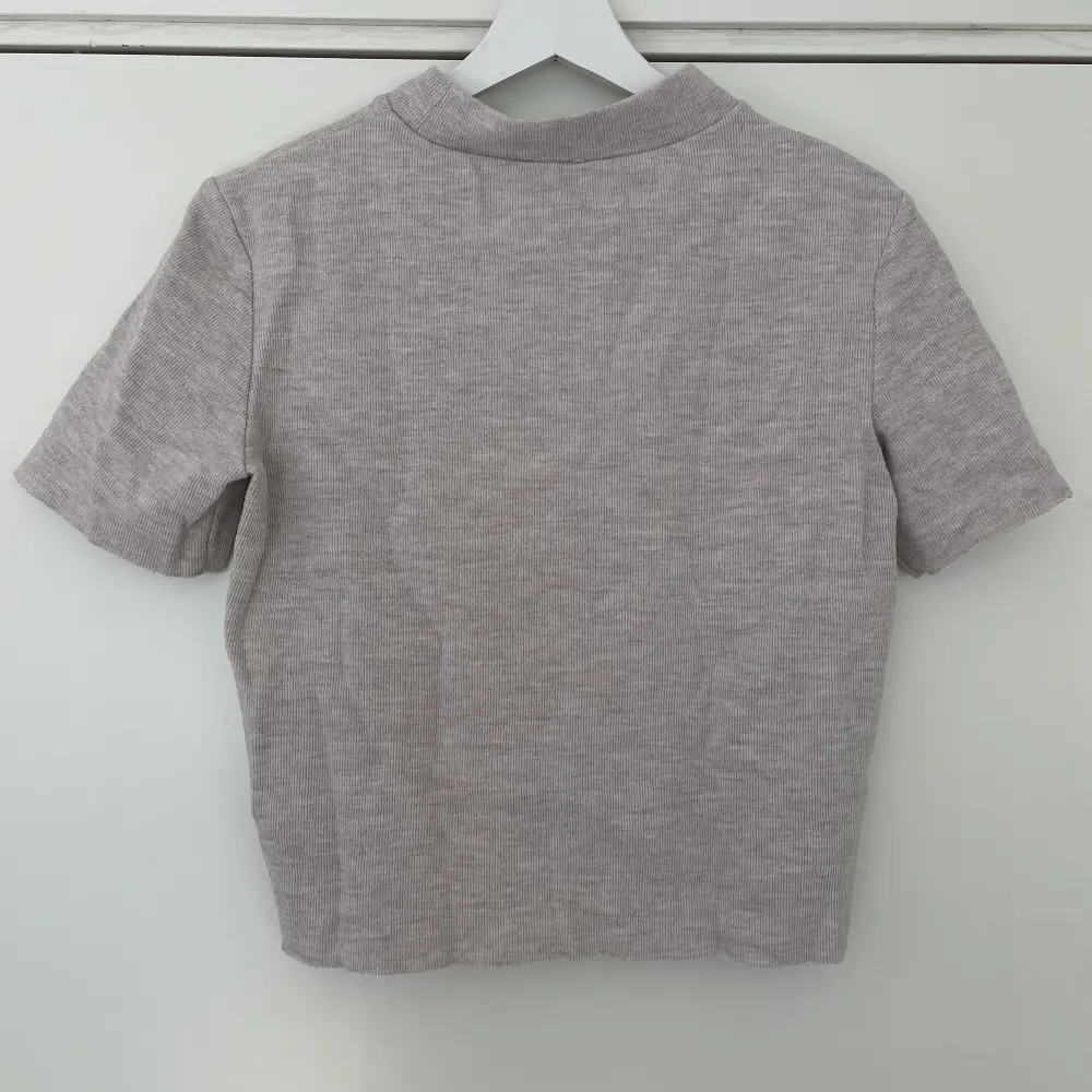 En kort tröja från Zara, använd fåtal gånger, gott skick 🌸. Skjortor.
