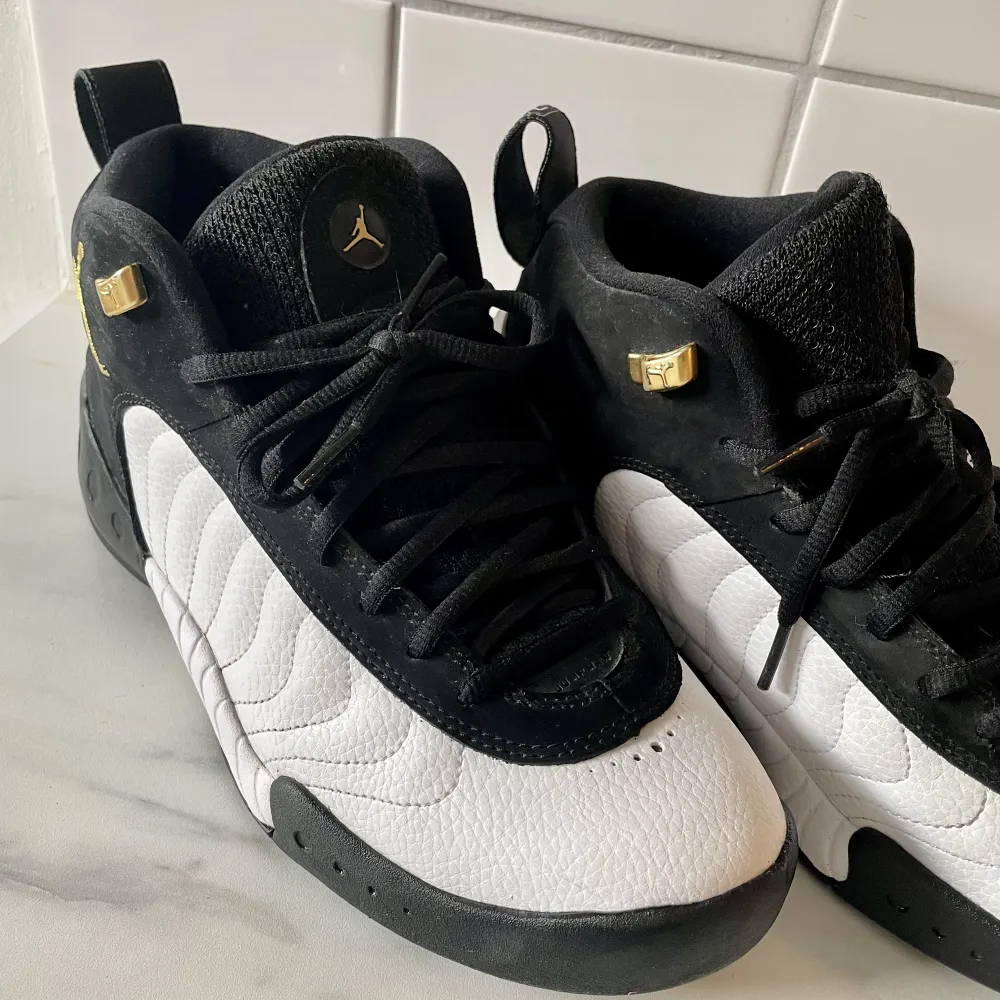 Jordan jumpman pro sneakers i storlek 42.5. 27 cm inuti. Obs har vanligen storlek 41 så upplevs små i storleken. Nypris ca 1600. Använda varsamt med slitning på ena insidan av sulan. Se sista bilden. . Skor.