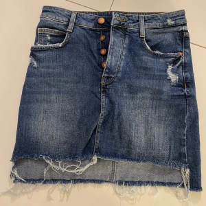 Jeanskjol - Jeanskjol från zara. Storlek xs. Använd fåtal gånger. Köptes för 500kr.