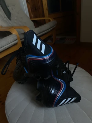 Adidas Fotbollsskor - Säljer pga ej användning för dom Högsta modellen av Copas med snörning Skick: 9/10, Nästan som nya Size: 45 1/3 men passar lite mindre
