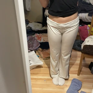 Vintage lågmidjade bootcut diesel mjukisbyxor / yogapants - Säljer mina vita vintage diesel mjukisbyxor / yogapants. Har vikt ner dem på bild 1 och 2 för att få dem mer lågmidjade (men de är lågmidjade öven när de inte är nedvikta). Har även gjort hål för snören då de var förstora för mig. (Se bild 1). Bootcut❤️