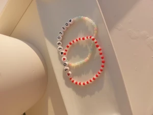 One direction armband❤️ - One direction armband gjorda av stretchig tråd. 23/07-10 då bandet skapades och 1D som står för one direction🫶🏻 30kr st+18 kr frakt. TRYCK INTE PÅ KÖP NU 