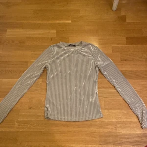 Silvrig topp - Silvrig topp från Bikbok