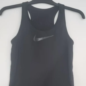 Nike Dri-fit träningstop  - Nästintill oanvänd träningstop med bh inuti med bra stöd för bysten 