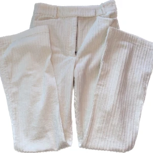 vita byxor - &other stories klassiska velvet vita byxor 