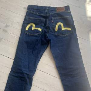 Evisu jeans i mycket bra skick utan defekter! Hör gärna av dig om det finns frågor angående mått!! ⭐️