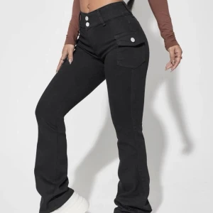 Svarta ”Y2K” flare jeans - Detta är ett par byxor med inga fickor på baksidan men har fickor på sidorna. Dessa byxor är svarta  flare jeans köpta från Shein förra oktober/november (2022) (Kommer att strykas innan shipping) Original pris på SHEIN 249kr Priset kan diskuteras