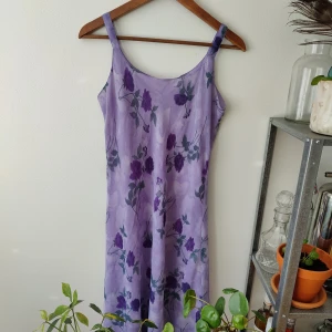 Sommar klänning  - Jättefin ljuslila sommarklänning. Köpt secondhand så har en vintage känsla. Finns ett undertyg så den är inte genomskinlig. Finns fläckar på ryggen, se sista bilden. Finns fler liknande, men syns inte i mönstret. 
