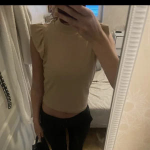 Topp - Beige topp med volang armar🤎🤎