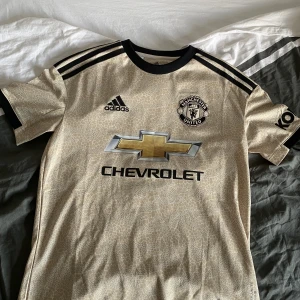 Manchester United tröja  - Säljer min jätte snygga man U tröja då den inte passar längre. Skick 10/10. 100% äkta.