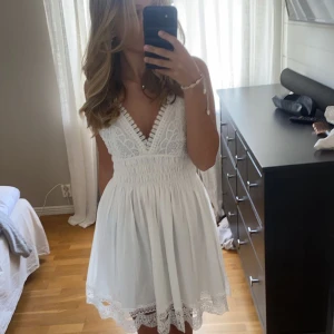 Zara klänning - Jätte fin vit zara klänning som bara andvänds 1 gång, den är lite för stor för mig och är varför jag säljer den💞 köpte originellt för 500kr o säljer för 450-400💘🫶🏼