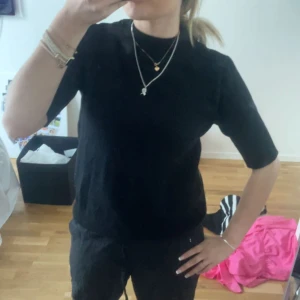 Svart stickad tshirt  - Jättefin svart stickad T-shirt som inte kommer till användning❤️