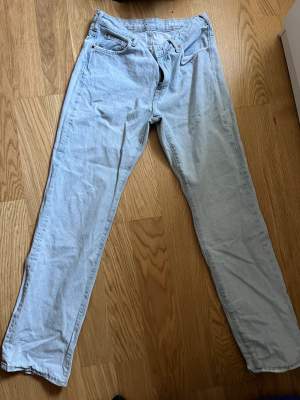 Low straight Gina tricot  Midja 29 Längd 32 Bra kvalite, ljusblåa jeans. Använts ett par gånger.