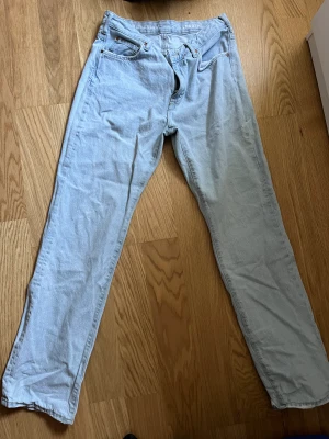 Low straight Gina tricot  - Low straight Gina tricot  Midja 29 Längd 32 Bra kvalite, ljusblåa jeans. Använts ett par gånger.
